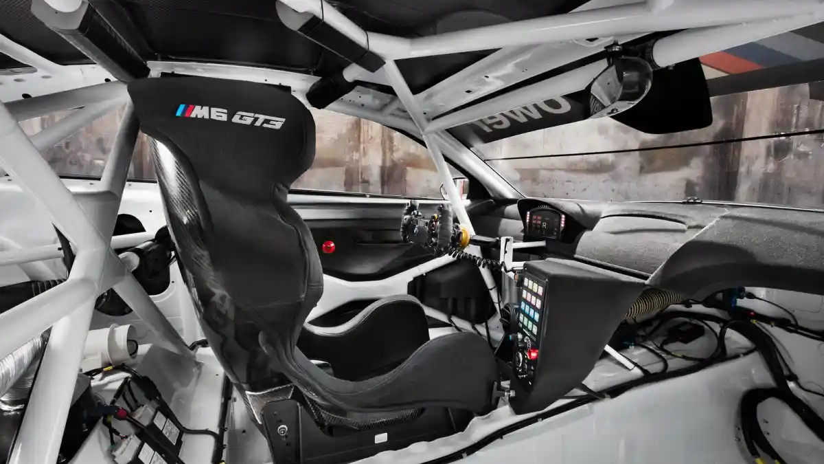 Foto - IAA 2015: BMW M6 GT3 Akhirnya Mengeluarkan Livery Balapnya