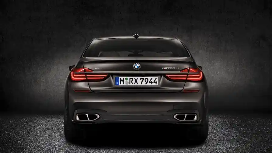 Foto - BMW seri 7 Terkencang Akan Segera Diluncurkan