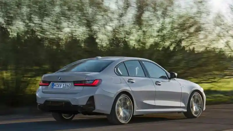 Foto - BMW Seri-3 LCI Resmi Meluncur