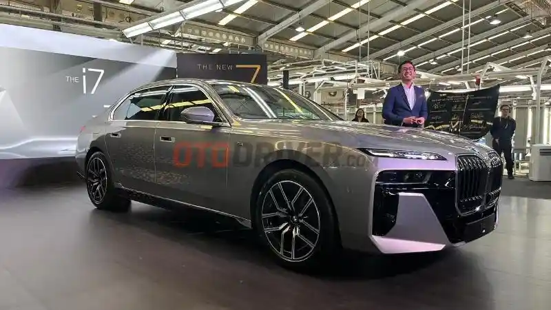 Foto - Melihat Lebih Dekat BMW Seri-7 Generasi Terbaru (8 FOTO)