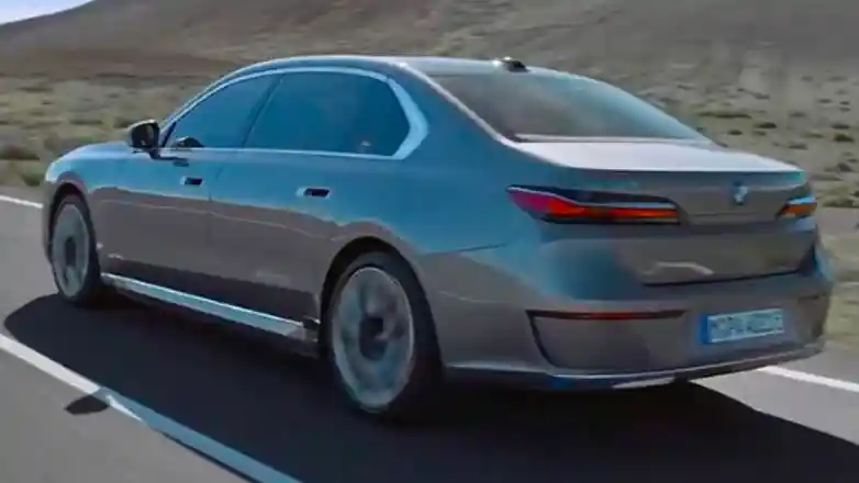 Foto - Penampakan BMW Seri-7 Generasi Terbaru