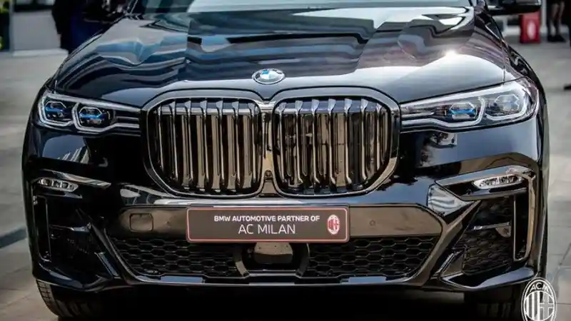Berita - BMW Jadi 'Mobil Dinas' Pesepak Bola AC Milan