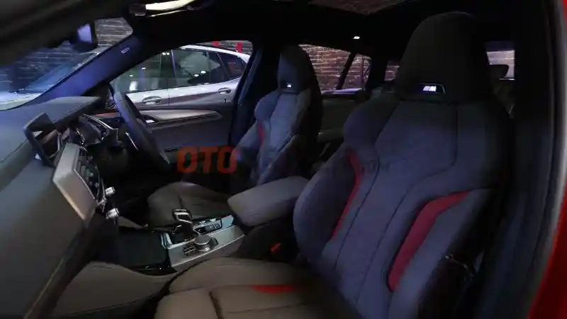 Foto - BMW X3 dan X4 M Competition Sapa Warga Surabaya