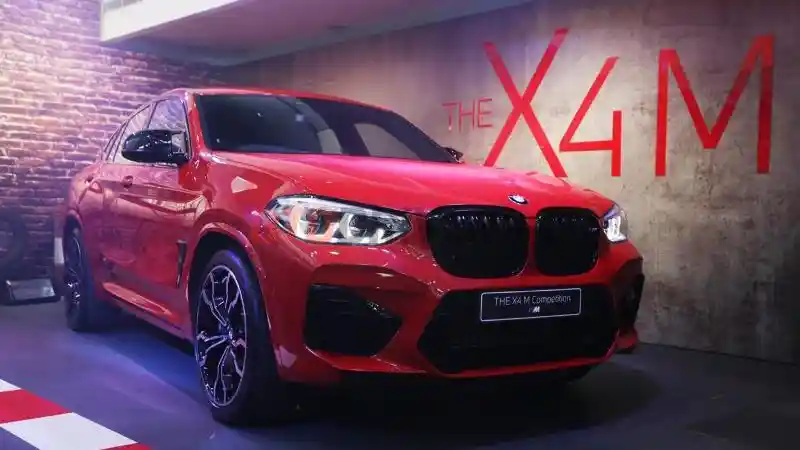 Foto - BMW X3 dan X4 M Competition Sapa Warga Surabaya