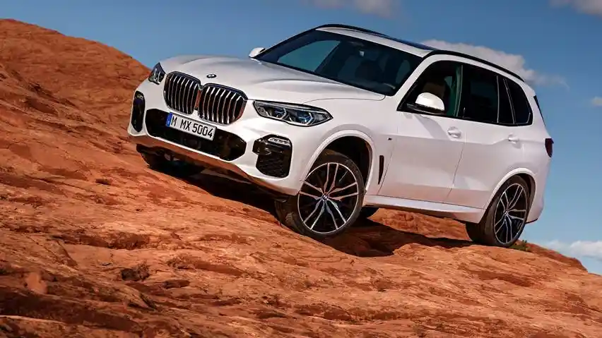 Foto - Detik-detik BMW X5 Generasi Baru Meluncur