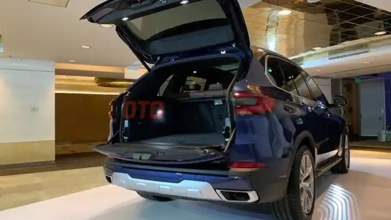 Foto - BMW X5 Generasi Terbaru Meluncur, Nyaris RP 1,5 Miliar Off The Road 