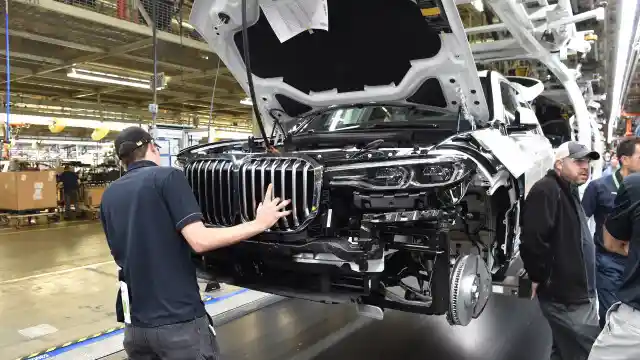 Foto - BMW Kenalkan SUV Termewahnya Dengan Cara "Aneh"