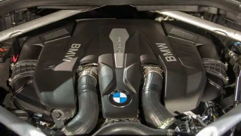 Foto - Ketika Mercedes-Benz GLS Generasi Terbaru Bertemu BMW X7