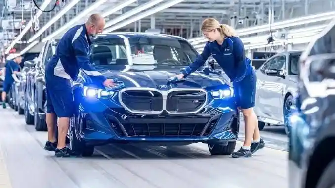 Foto - Diam-Diam BMW Capai 2 Unit Produksi EV, Pemimpin Segmen Premium