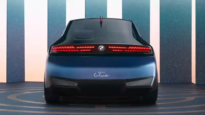 Foto - BMW Luncurkan Mobil Listrik Premium iX dan i4 di IAA Mobility, Simak Keunggulannya