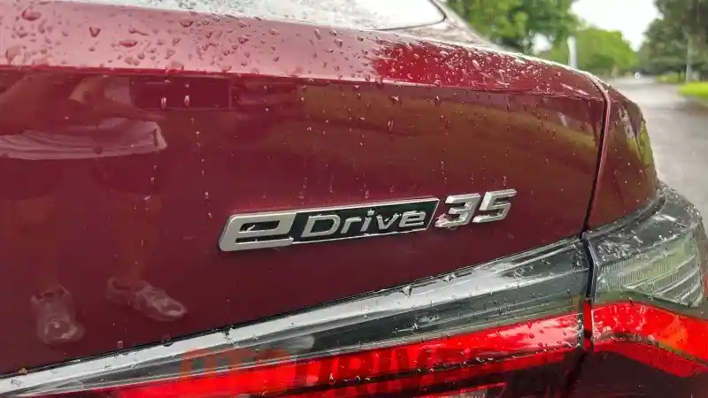 Foto - BMW i4 eDrive35 Gantikan Kiprah Varian eDrive 40, Apa Saja Bedanya?