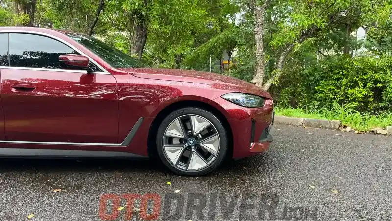 Foto - BMW i4 eDrive35 Gantikan Kiprah Varian eDrive 40, Apa Saja Bedanya?