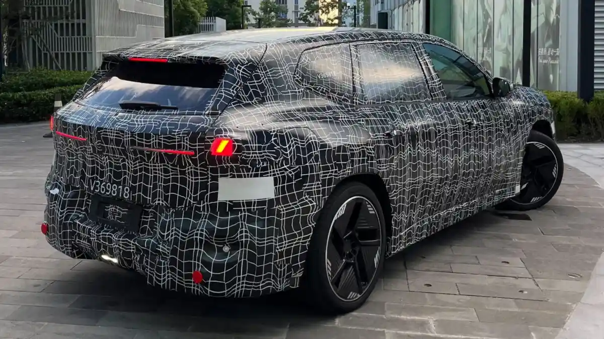 Foto - BMW iX3 Terbaru Tertangkap Kamera Saat Pengujian Di Jalanan Shanghai Cina