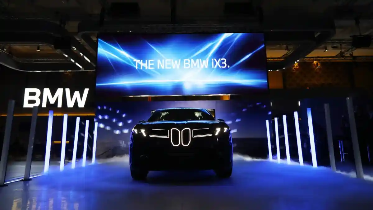 Foto - BMW iX3 Resmi Debut Di GIIAS 2026, Ini Spesifikasinya