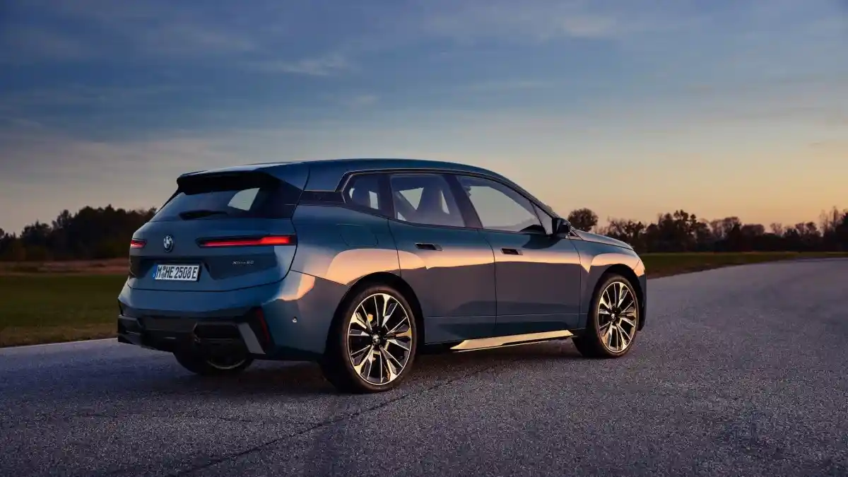 Foto - BMW iX LCI Resmi Debut, Range Lebih Jauh Serta Jauh Lebih Bertenaga!