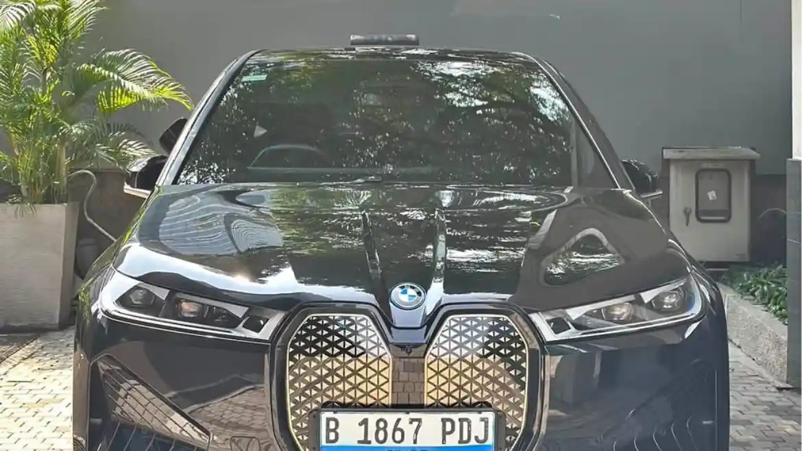 Foto - Harga Bekas BMW iX Terpantau Terjun Bebas, Nyaris Setengah Harga Baru