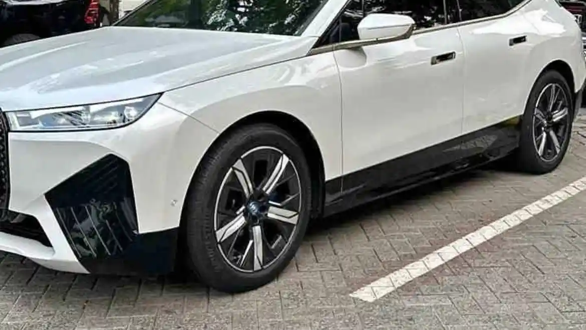 Foto - Harga Bekas BMW iX Terpantau Terjun Bebas, Nyaris Setengah Harga Baru