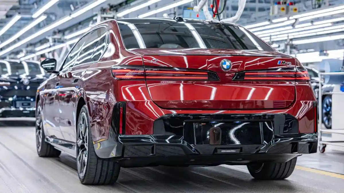 Foto - BMW Seri 7 Terbaru Mulai Diproduksi