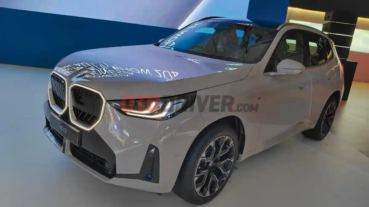 Foto - BMW Luncurkan Tiga Model Baru Di GIIAS, Harga Mulai Rp 918 Juta, Pembeli Gratis iPhone 16