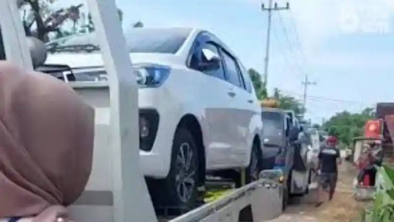 Foto - Viral Warga Borong Mobil, Dealer Toyota Jatim Akui Kebanjiran Order