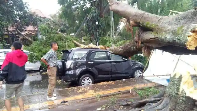 Foto - Belasan Mobil Hancur Akibat Badai di Bandung 