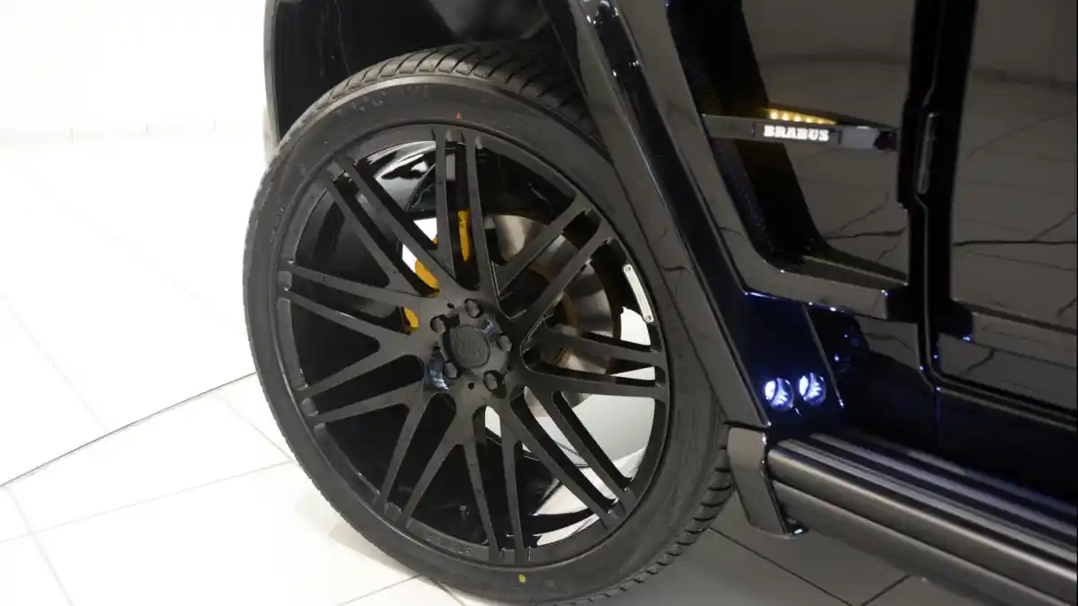 Foto - Mercedes-Benz G-Class Lang Versi Monster Racikan Brabus