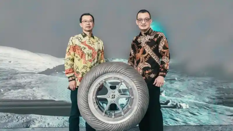 Foto - Bridgestone Pamerkan Ban Untuk Kendaraan Bulan