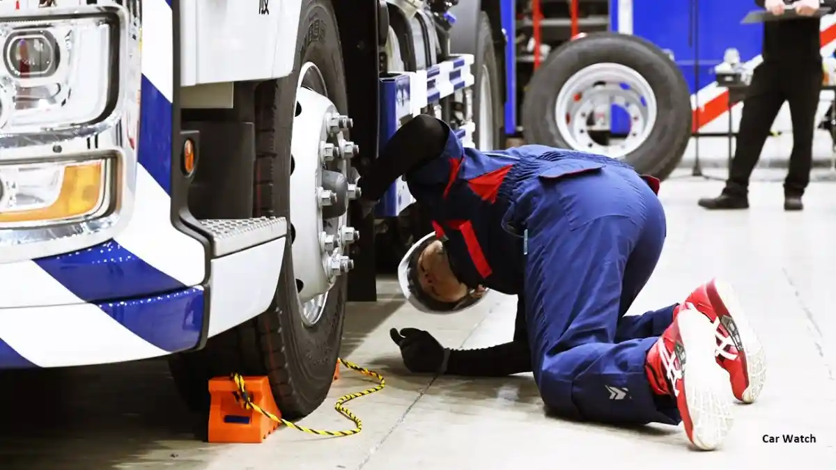 Foto - Bridgestone Bikin Lomba Rawat Ban Truk-Bus Di Jepang