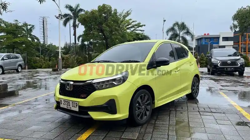 Foto - Suzuki Ignis Tak Lagi Dijual, Simak Perbandingan Spesifikasi Dengan Honda Brio RS