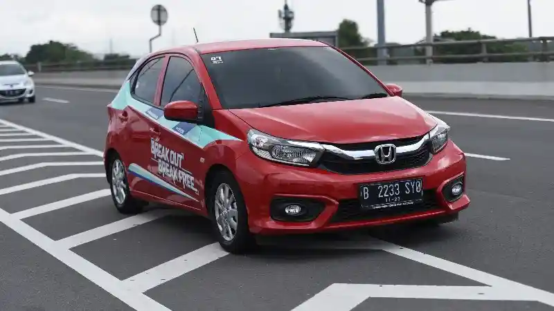 Foto - 10 Mobil Terlaris Maret 2020, Sigra Rebut Posisi Innova!