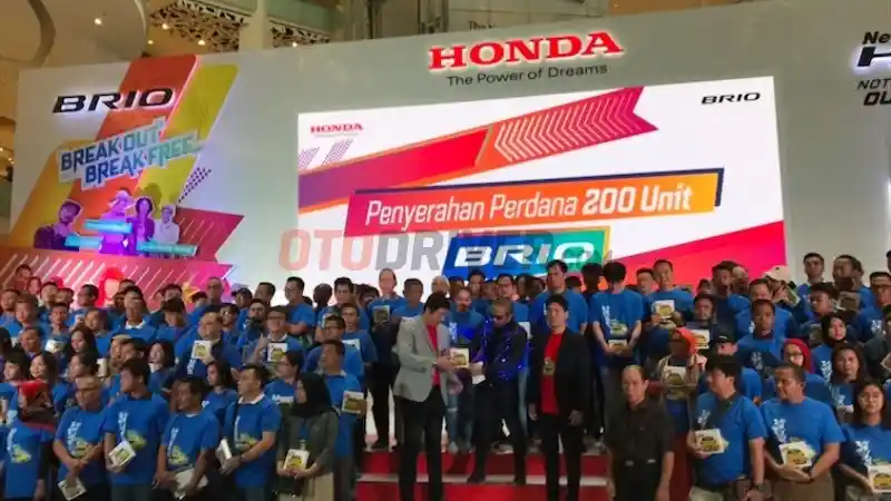 Berita - Ratusan Pemilik Pertama Honda All New Brio Serentak Terima Unit
