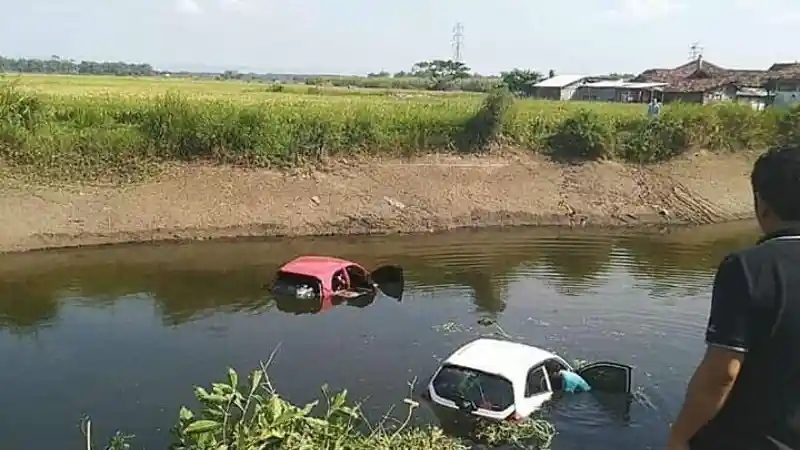 Berita - 2 Honda Brio "Kompak" Nyemplung ke Empang. Apa Penyebabnya?