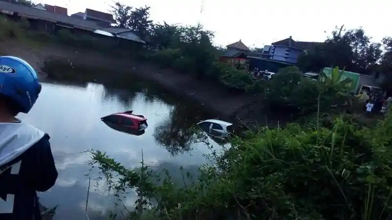 Foto - 2 Honda Brio "Kompak" Nyemplung ke Empang. Apa Penyebabnya?