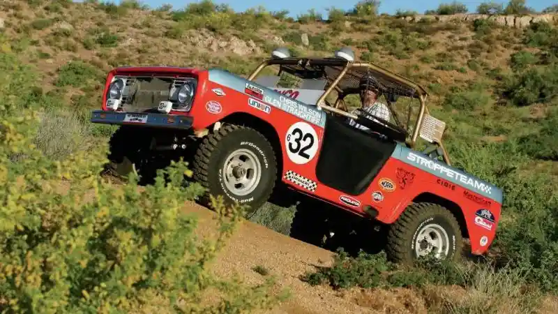 Foto - Ford Bronco Gen 1, Pionir Yang Menginspirasi Kelahiran Kembali Bronco Terbaru.