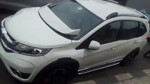 Foto - Nyangkut Kabel Listrik, Honda BR-V Baru Ini Terjatuh