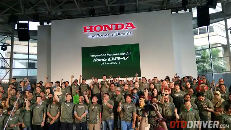 Foto - Badge Pertama Honda BR-V Diserahkan Ke Konsumen Lewat Acara Meriah