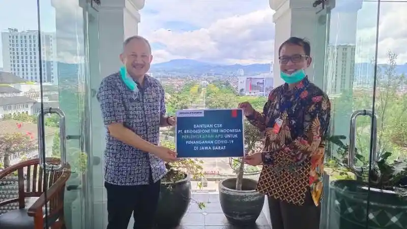 Foto - Bridgestone Donasi APD ke Bandung 