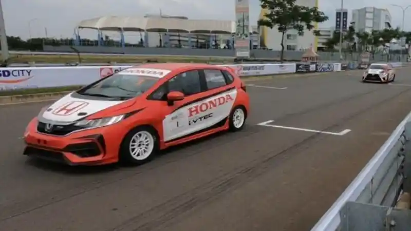 Foto - Jazz Masih Memuaskan Honda di Sirkuit Walau Kompetisi Berat