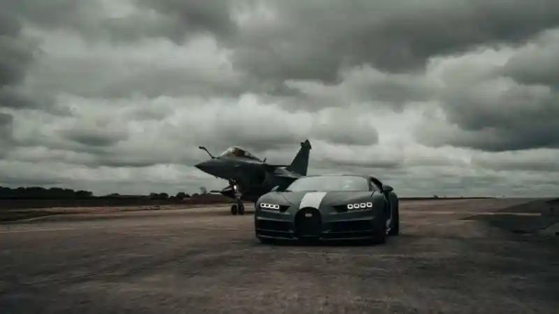 Berita - Bugatti Pamer Performa Chiron, Diadu Lawan Jet Tempur!