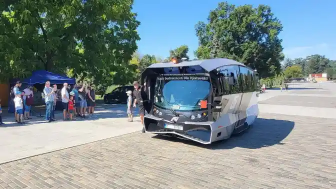 Foto - Bus Otonom Berwajah 'Predator' Tengah Uji Coba di Eropa