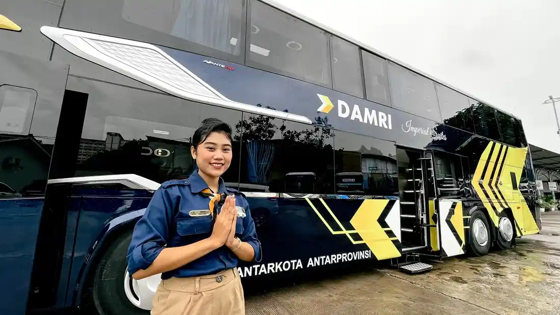 Berita - Ini Tugas “Crew on Bus” Di Bus Damri Double Decker