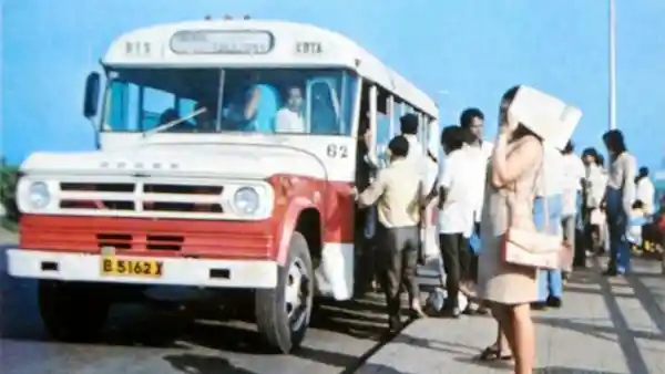 Foto - Dodge D Series Bus Amerika Di Indonesia: Berjaya, Terpuruk Dan Jadi Rumah Ikan