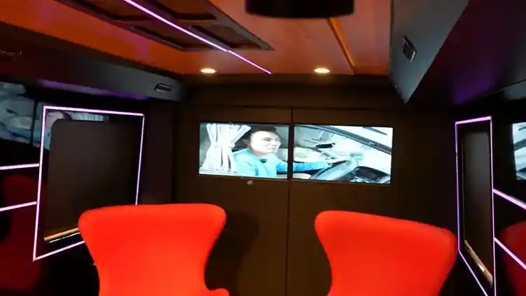 Foto - Baim Wong Siapkan Bus Jutawan, Begini Isinya