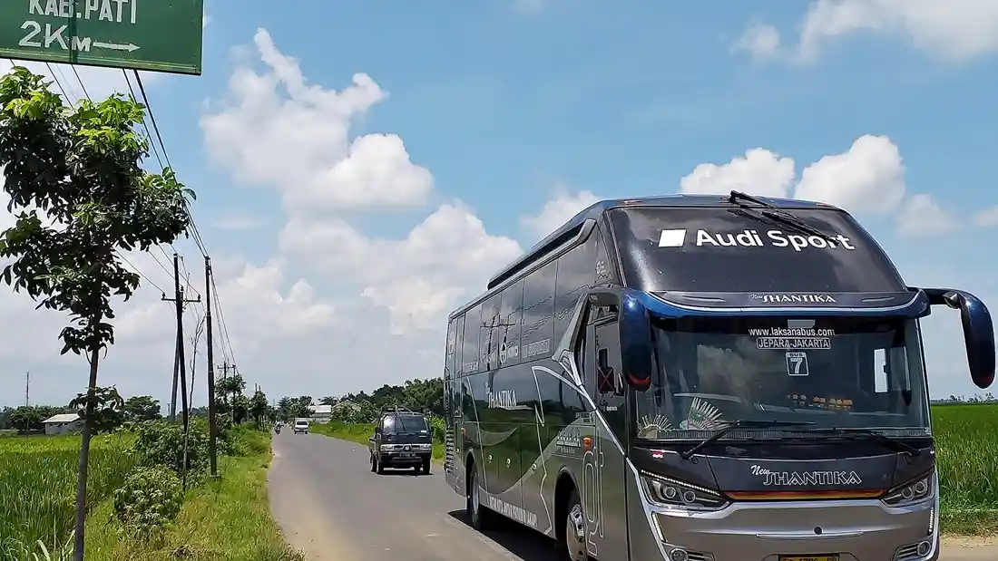 Foto - Lagi-Lagi Sopir Bus Ceroboh, Nyawa Penumpang Melayang 