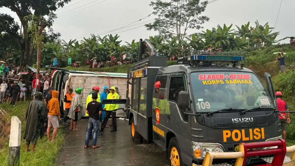 Berita - Lagi, Bus Pariwisata Bus Terguling Karena Sopir Kurang Terampil