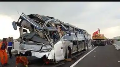 Foto - Lagi-Lagi Sopir Bus Ceroboh, Nyawa Penumpang Melayang 