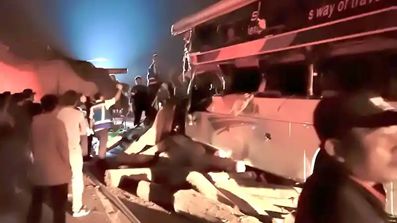 Foto - Breaking News: Bus Suite Class PO Sinar Jaya Tabrakan, Ringsek Terhantam Truk