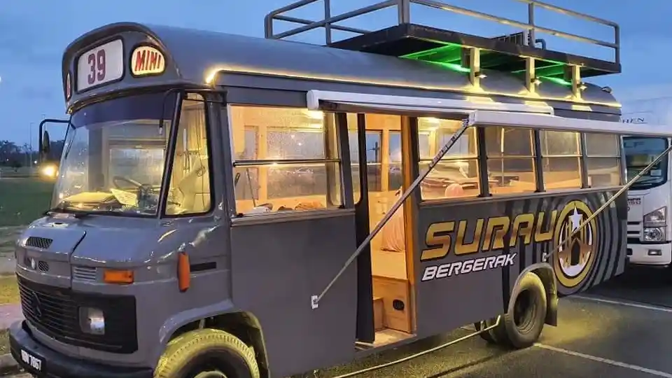 Bus - Unik, Bus Mercedes-Benz Tua Dirombak Jadi Surau Bergerak