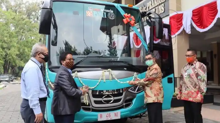 Berita - Rayakan HUT Ke-74, BNI Hibahkan Bus ke Beberapa Universitas Negeri