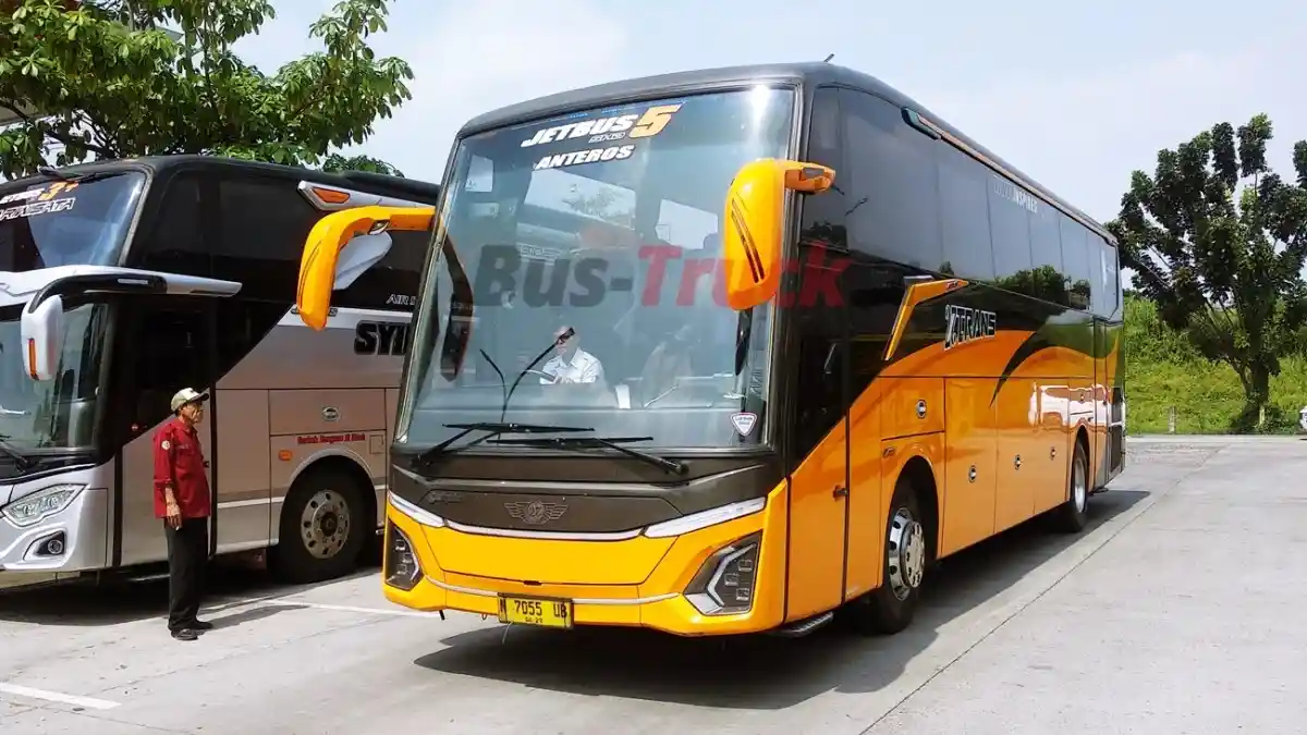 Foto - Jelang Mudik 2026, DCVI Siapkan 12 Titik Mercedes-Benz Bus Lebaran Rescue